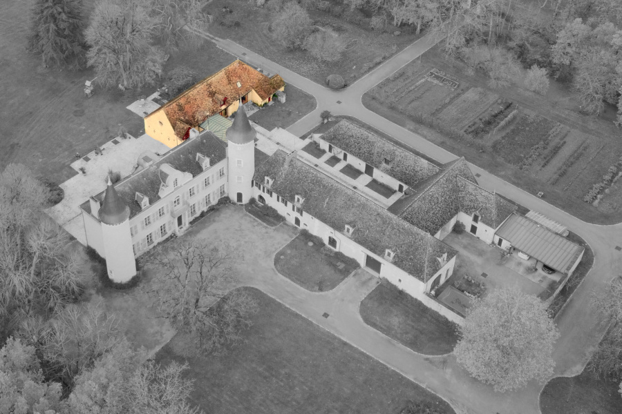 Vue aérienne mettant en valeur le bâtiment principal du château