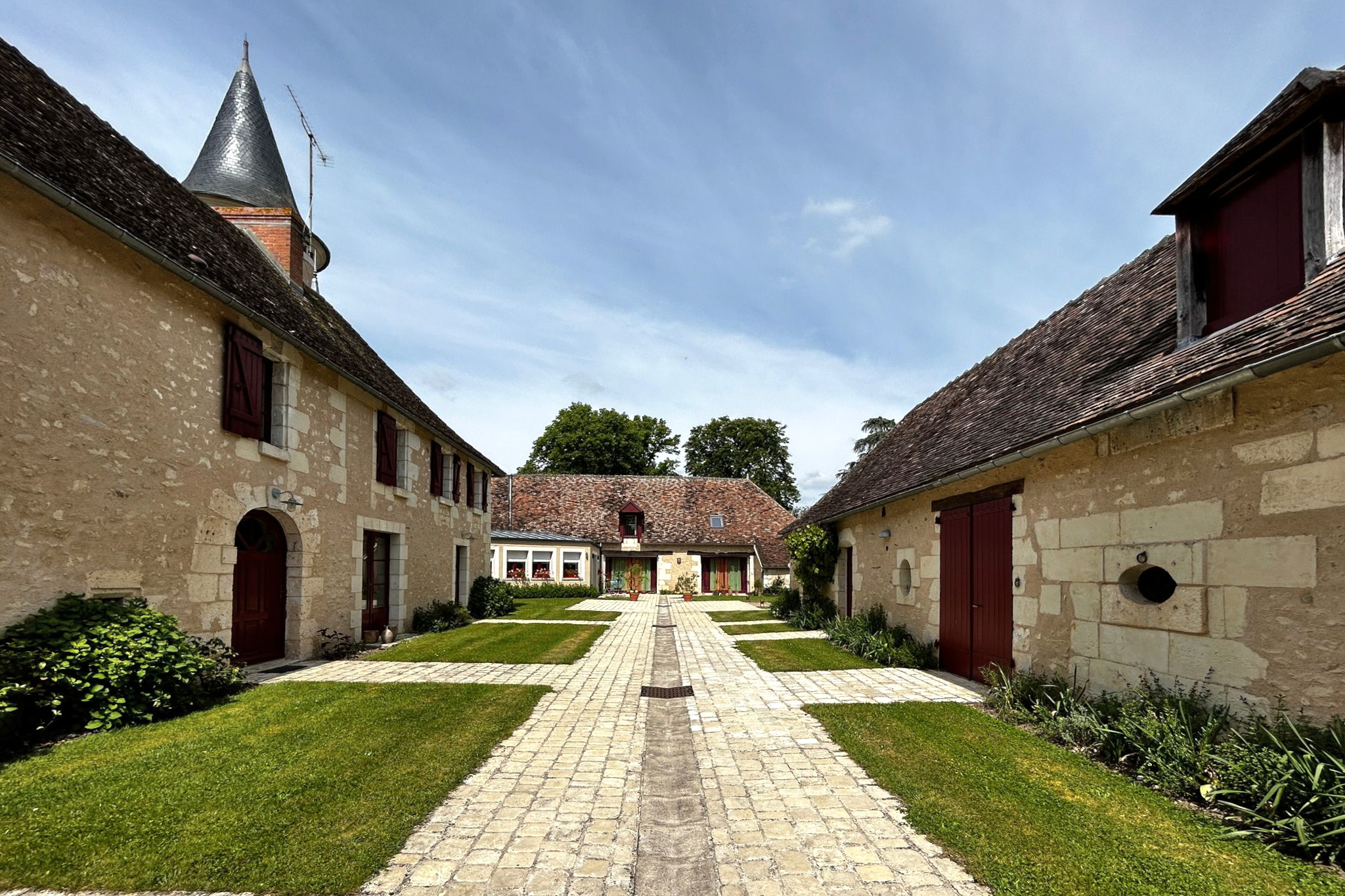 photo d'un salon bien éclairé