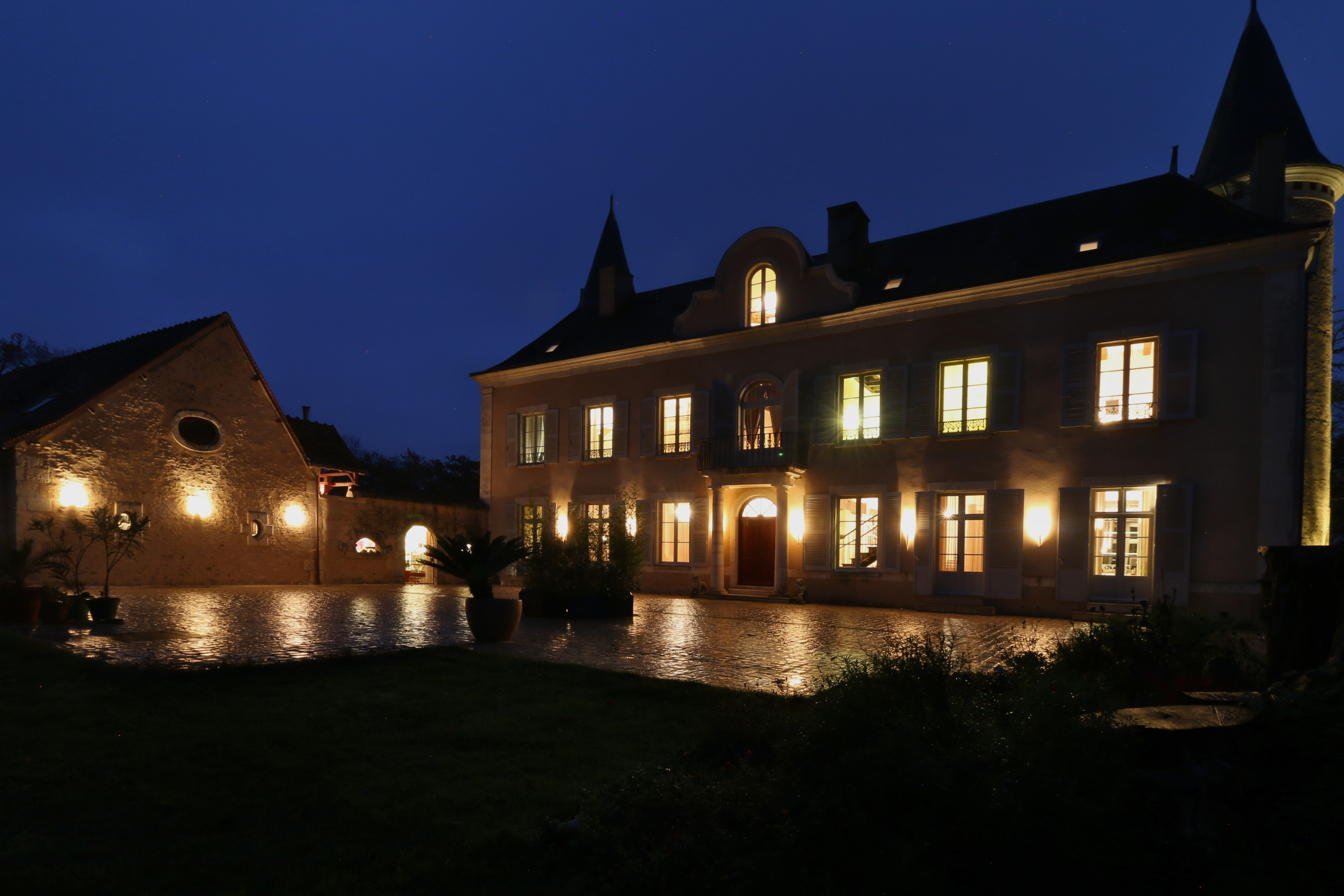 photo d'un salon bien éclairé